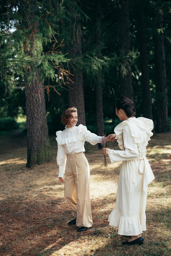 Le pantalon bohème pour mariage : élégance et confort réunis